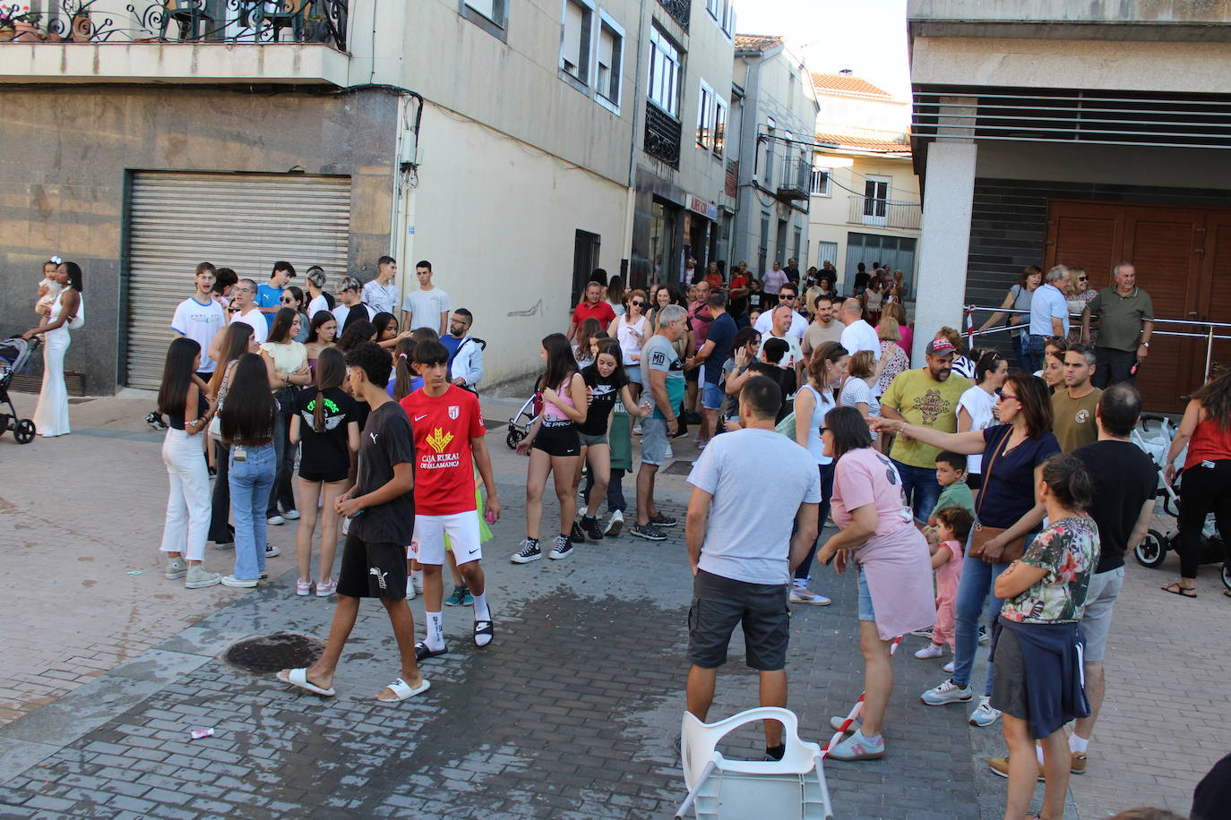 Los autos locos ruedan por las calles de Cespedosa de Tormes