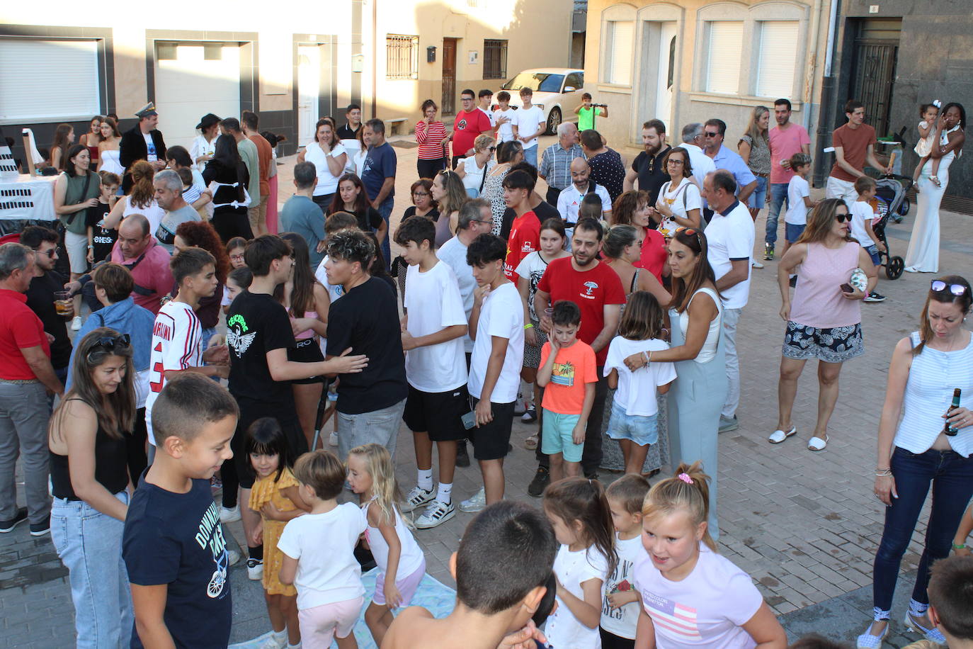 Los autos locos ruedan por las calles de Cespedosa de Tormes