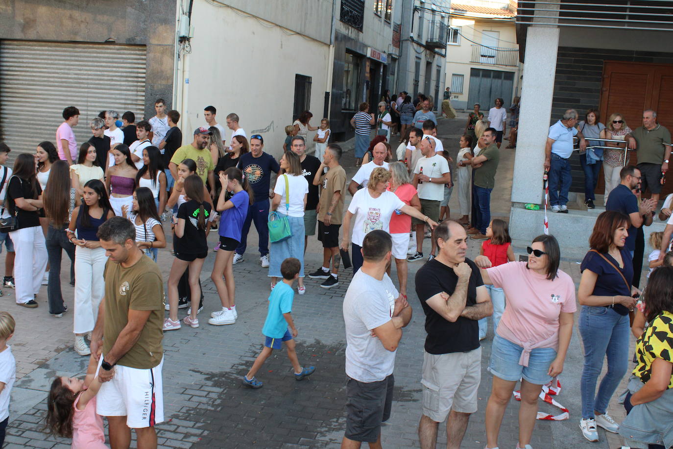 Los autos locos ruedan por las calles de Cespedosa de Tormes
