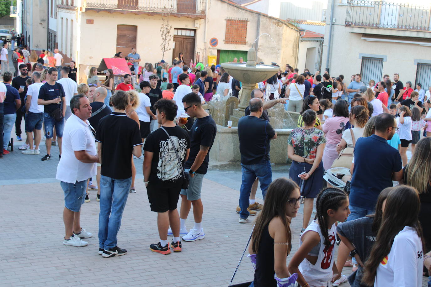 Los autos locos ruedan por las calles de Cespedosa de Tormes