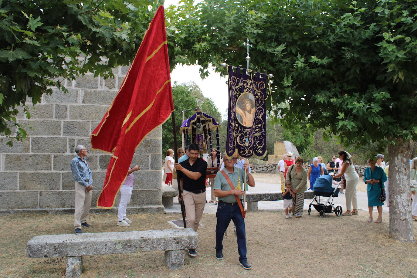 Los fieles de Sorihuela acompañan al Cristo de Valvanera