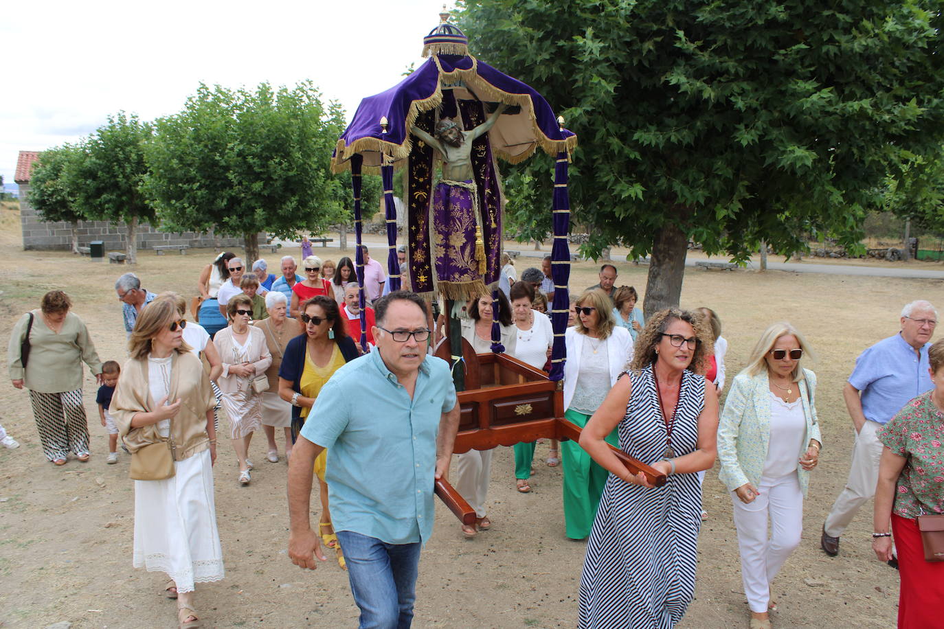 Los fieles de Sorihuela acompañan al Cristo de Valvanera