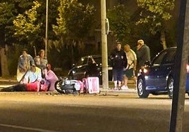 El conductor de la moto tirado en el suelo.