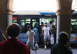 Viajeros de una de las líneas de transporte metropolitano bajan en la parada de Gran Vía.