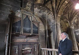 Carlos Hernández García, alcalde de Salmoral, observa el órgano que se conserva sobre la tribuna de la iglesia.