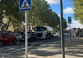 Vehículos parados en la avenida de La Paz tras el corte de Arroyo de Santo Domingo.