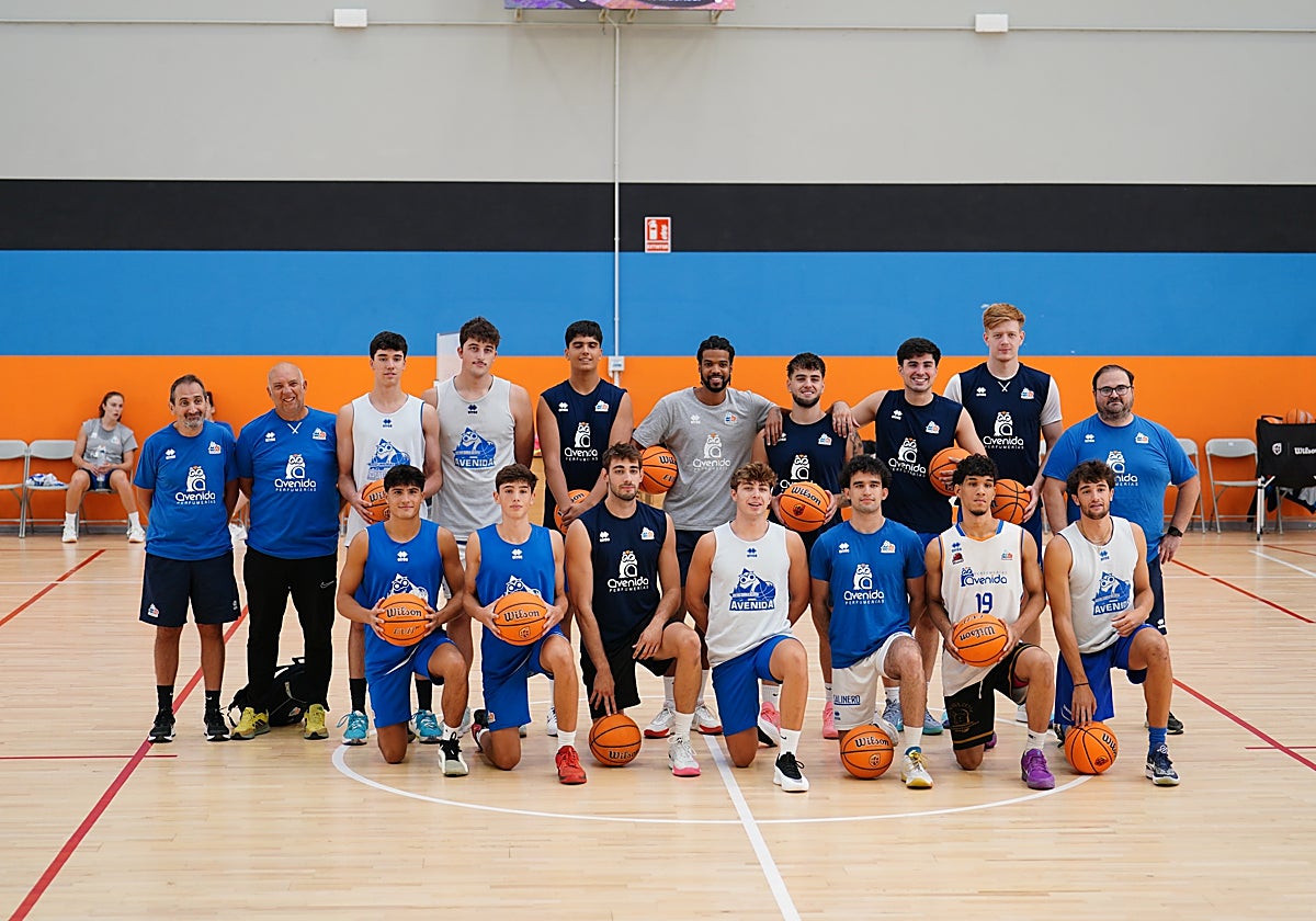 Jugadores y técnicos del Avenida Xoborg, al inicio del entrenamiento.