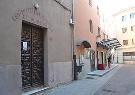 Exterior del edificio de El Porvenir junto al teatro de Ciudad Rodrigo