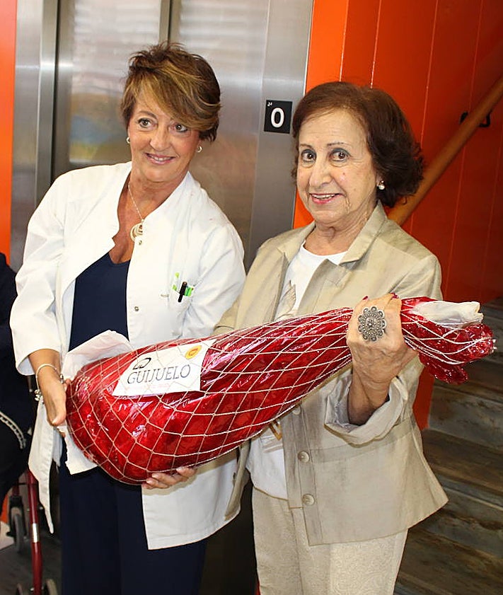 Imagen secundaria 2 - Inés Mary Bernardo con los usuarios del centro de día y, debajo, con la directora del centro, Rosa Martín.