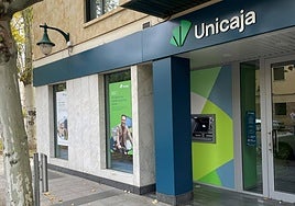 Oficina de Unicaja a pie de calle y el estand que tendrá en Salamaq.