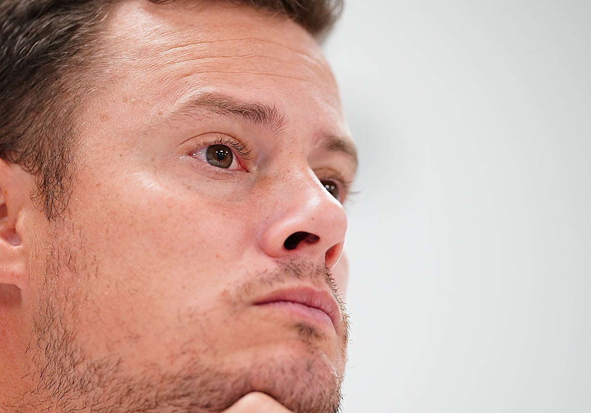 Oriol Riera escuchando una pregunta de la prensa tras el choque frente a Osasuna Promesas.