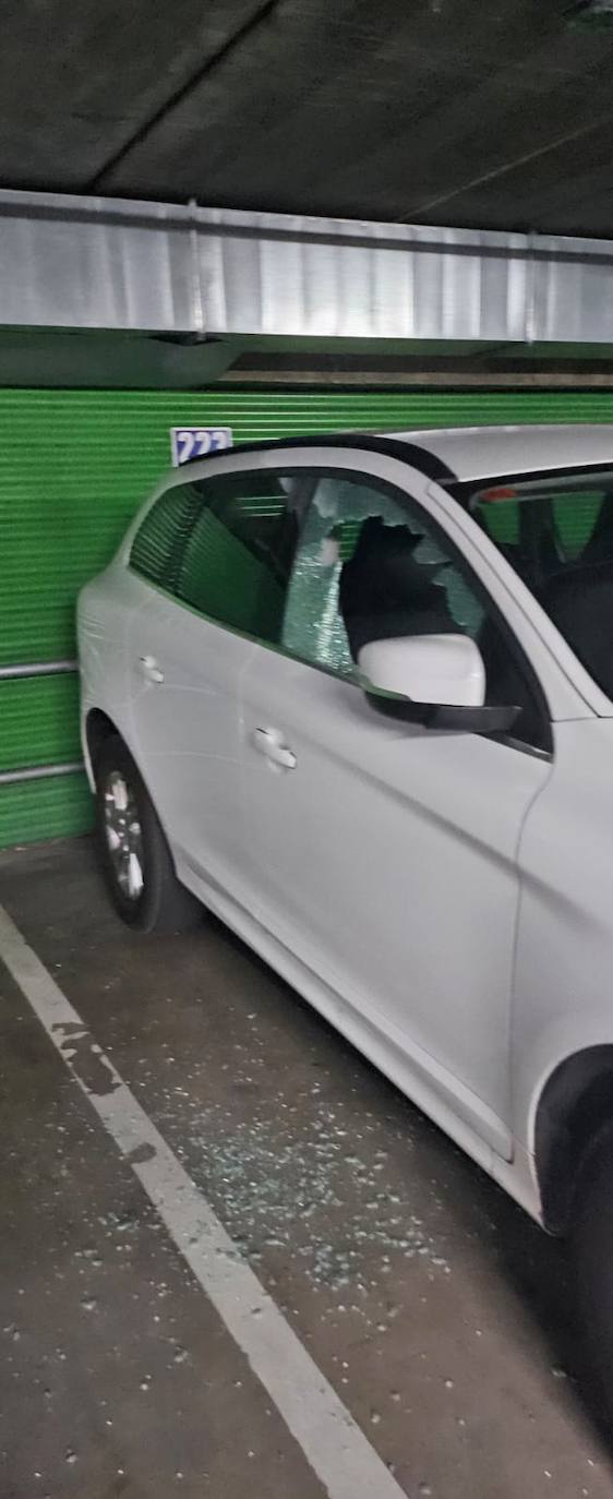 Imagen secundaria 2 - Saqueo de madrugada en el parking de la avenida de Portugal: más de una decena de coches destrozados y el suelo cubierto de cristales