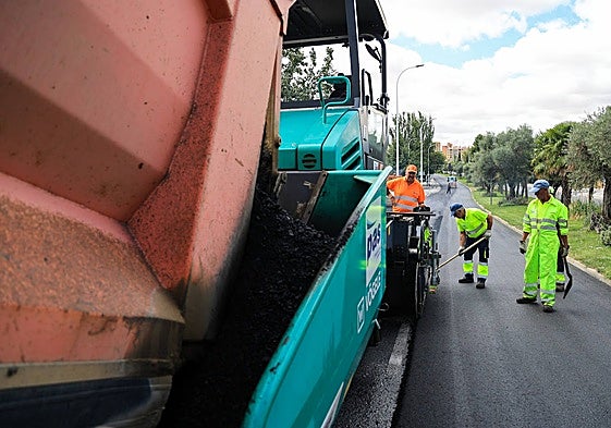 Asfaltado de un tramo del puente Felipe VI este lunes.