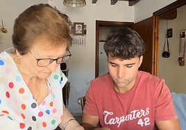 Hernán Navarro y su abuela preparan el limón serrano en un vídeo publicado en redes.