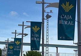 Banderolas con el logotipo de la entidad financiera Caja Rural en el entorno del recinto ferial donde se celebra Salamaq.