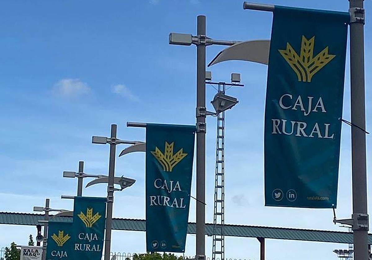 Banderolas con el logotipo de la entidad financiera Caja Rural en el entorno del recinto ferial donde se celebra Salamaq.