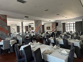 El salón del Restaurante La Rad preparado para acoger comensales.