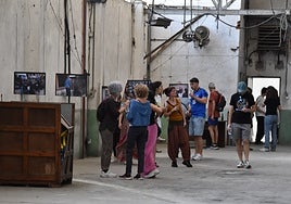 Imagen del público en la exposición “Novena a Béjar” del joven Antonio Hoya en la ciudad textil