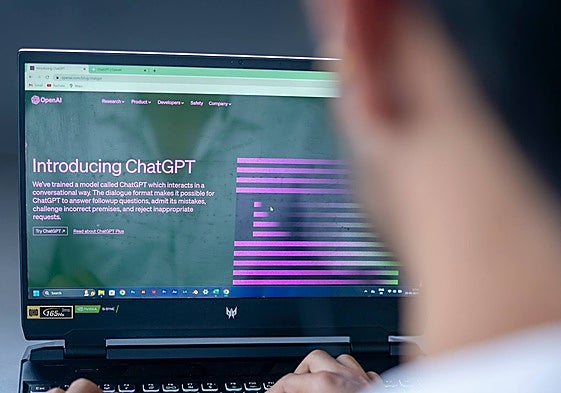 Un joven accede a ChatGPT en su ordenador.