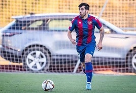 Joan Pulpón, en un partido en su etapa en la cantera del Levante UD.