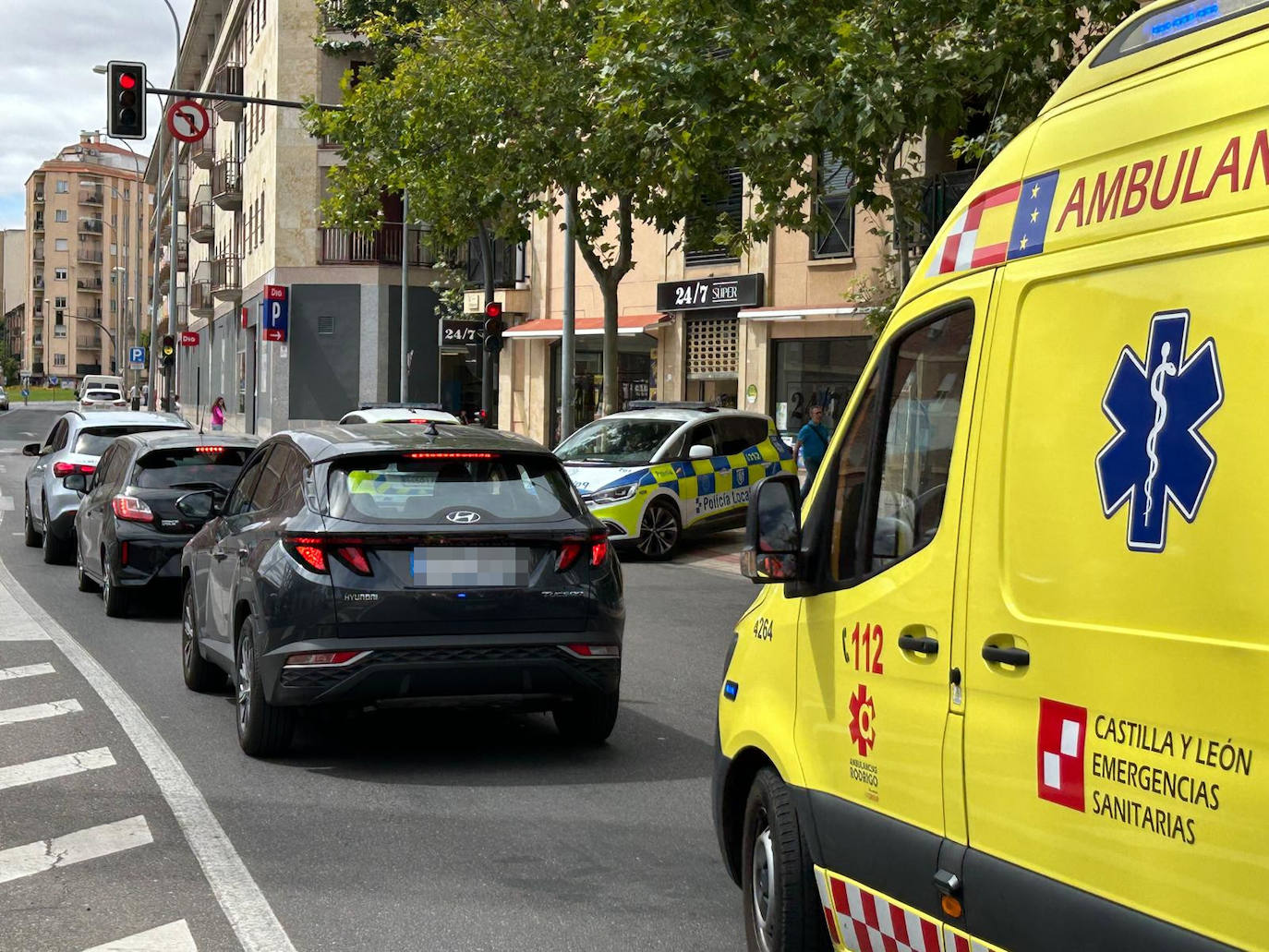 Imagen principal - Violenta pelea en El Rollo: hay un detenido por apuñalar presuntamente en la pierna a la víctima que ha sido trasladada al Hospital