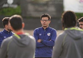 Álvaro Boyero, segundo entrenador del Salamanca UDS, durante la charla previa a la sesión de este martes.