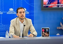 El concejal de Cultura, Ángel Fernández, en la presentación del programa cultural de otoño.