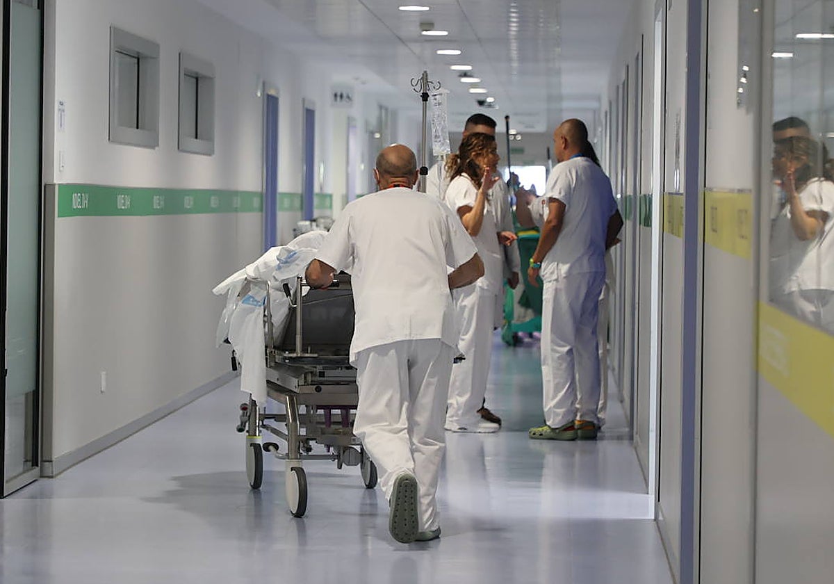 Traslado de un paciente en el servicio de Urgencias.