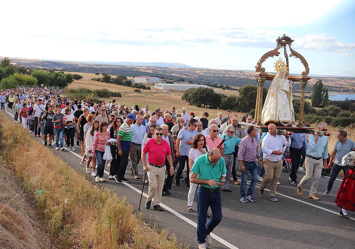 Imagen de la subida de Nuestra Señora del Carrascal en la víspera de su fiesta.