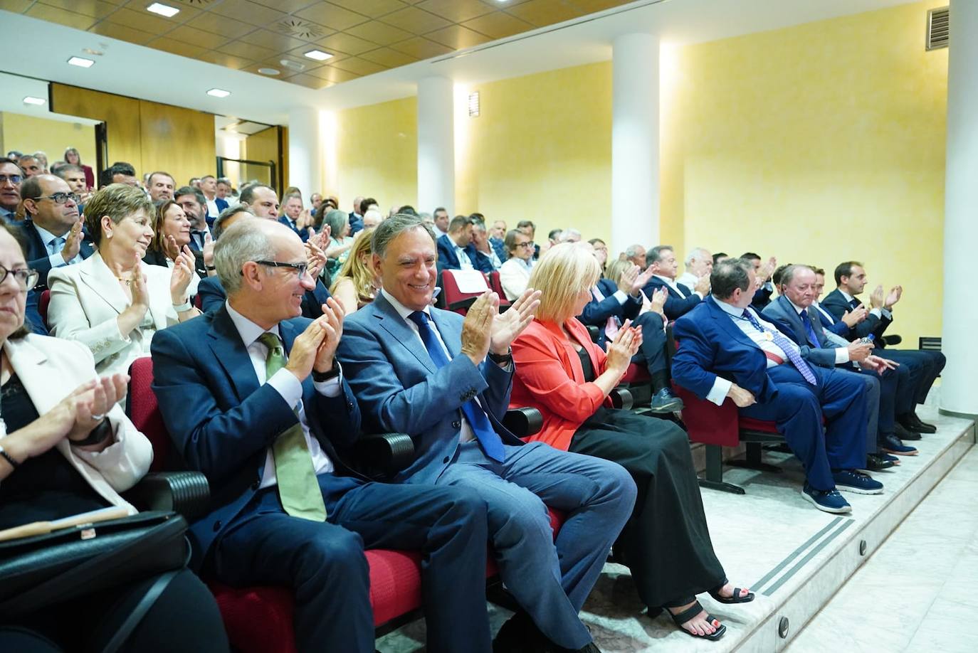 Eustaquio Andrés dedica la Medalla al Mérito de la Cámara a sus empleados