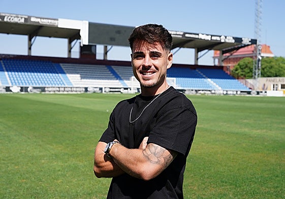 Olmedo, lateral derecho de Unionistas posa con los brazos cruzados sobre el césped del Reina Sofía.