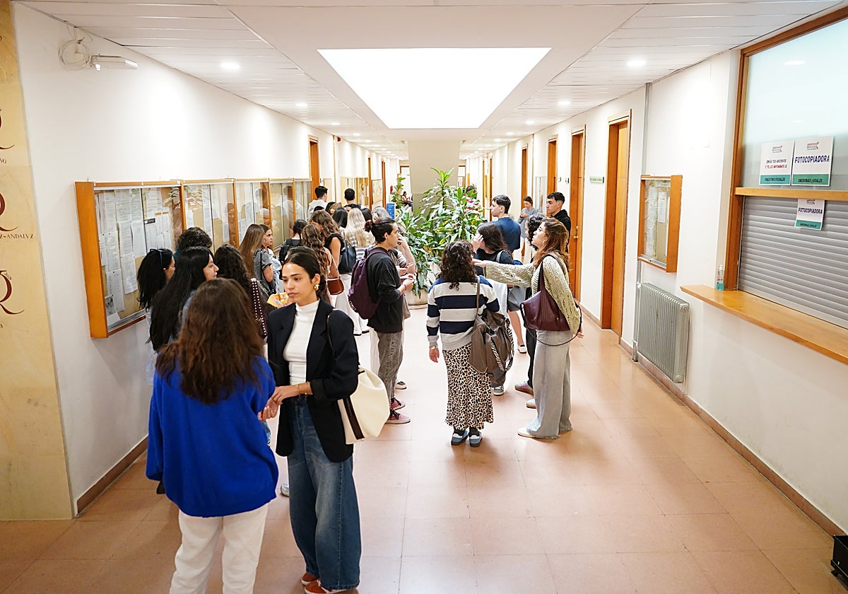 Estudiantes de Medicina este miércoles en los pasillos de la facultad.