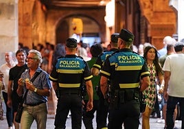 Policía Local de Salamanca patrullando en los soportales de la Plaza Mayor.