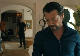 Álvaro Morte participa en 'Dos tumbas'.