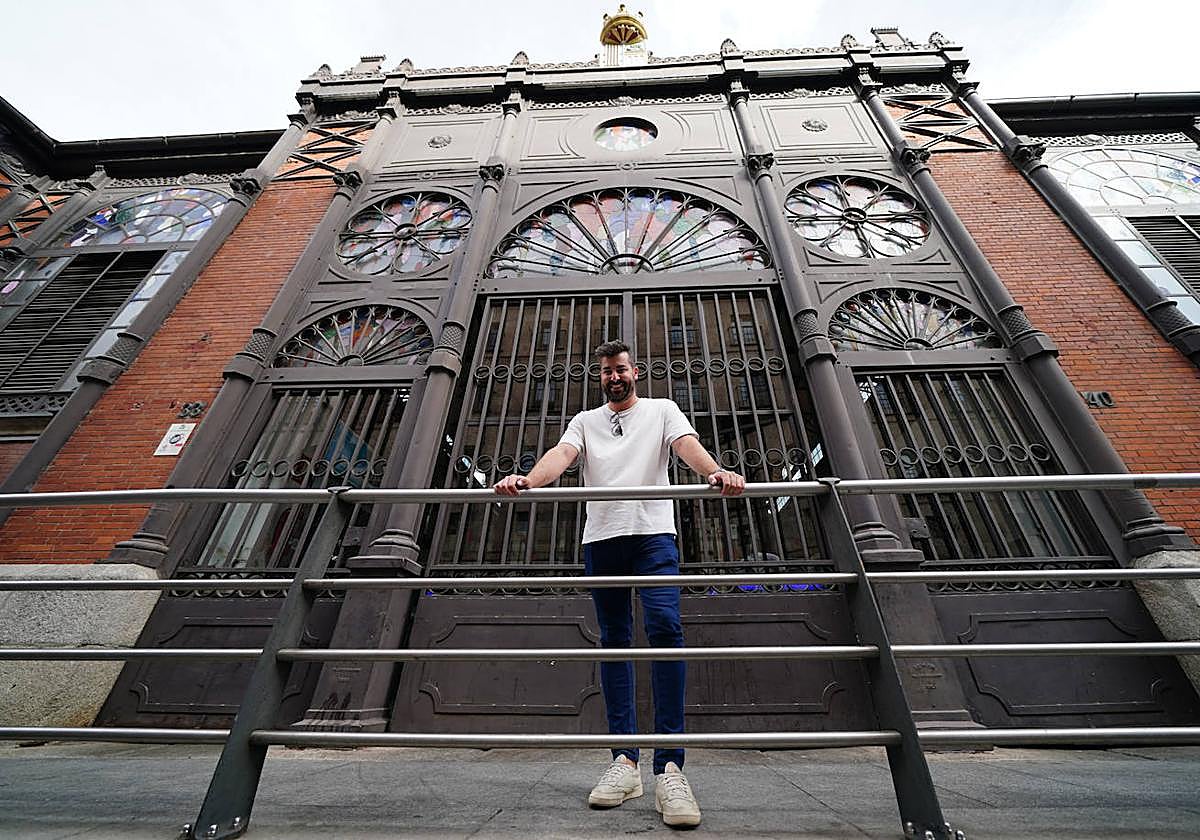 Carlos Valverde, a las puertas del Mercado Central, con sus dos puertas cerradas, como sucede en el futbolístico.
