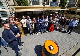 El alcalde y algunos concejales del Ayuntamiento de Salamanca, junto a representantes de la Asociación de Empresarios de Hostelería, en la inauguración de la Feria de Día.