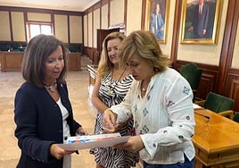 María Petit, directora general de Comercio, con la concejala de ese área, Rosa Torres y la técnico Mari Ángeles Cembellín.