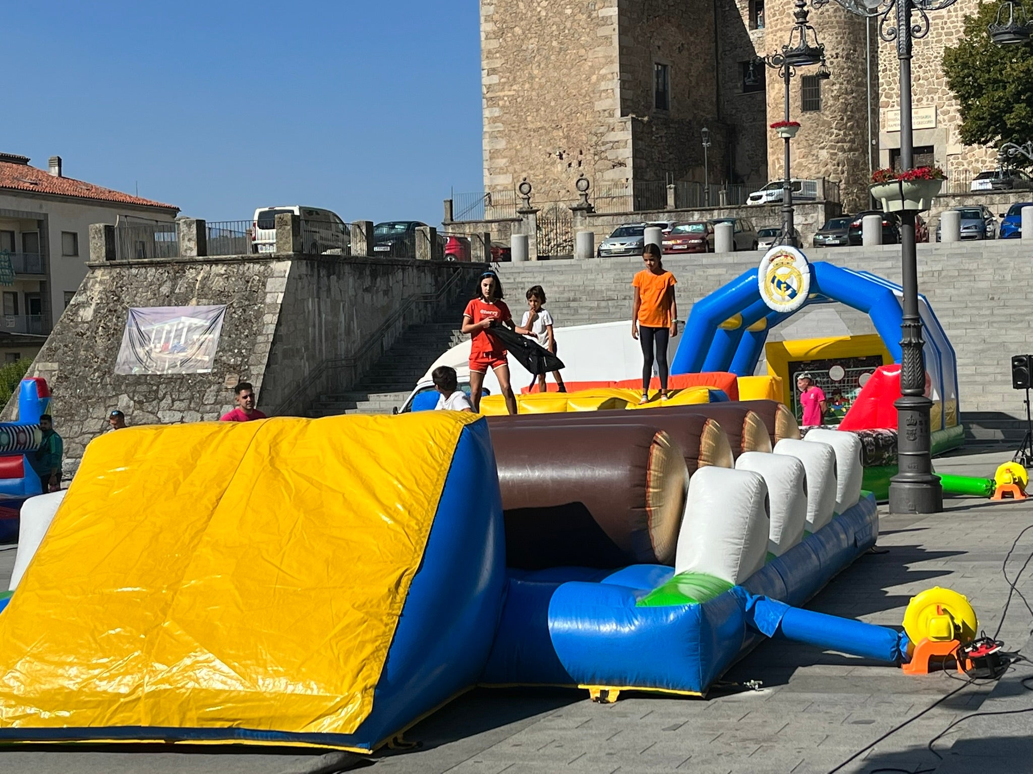 El público infantil disfruta con los castillos hinchables en la Plaza Mayor dentro de las fiestas patronales de Béjar