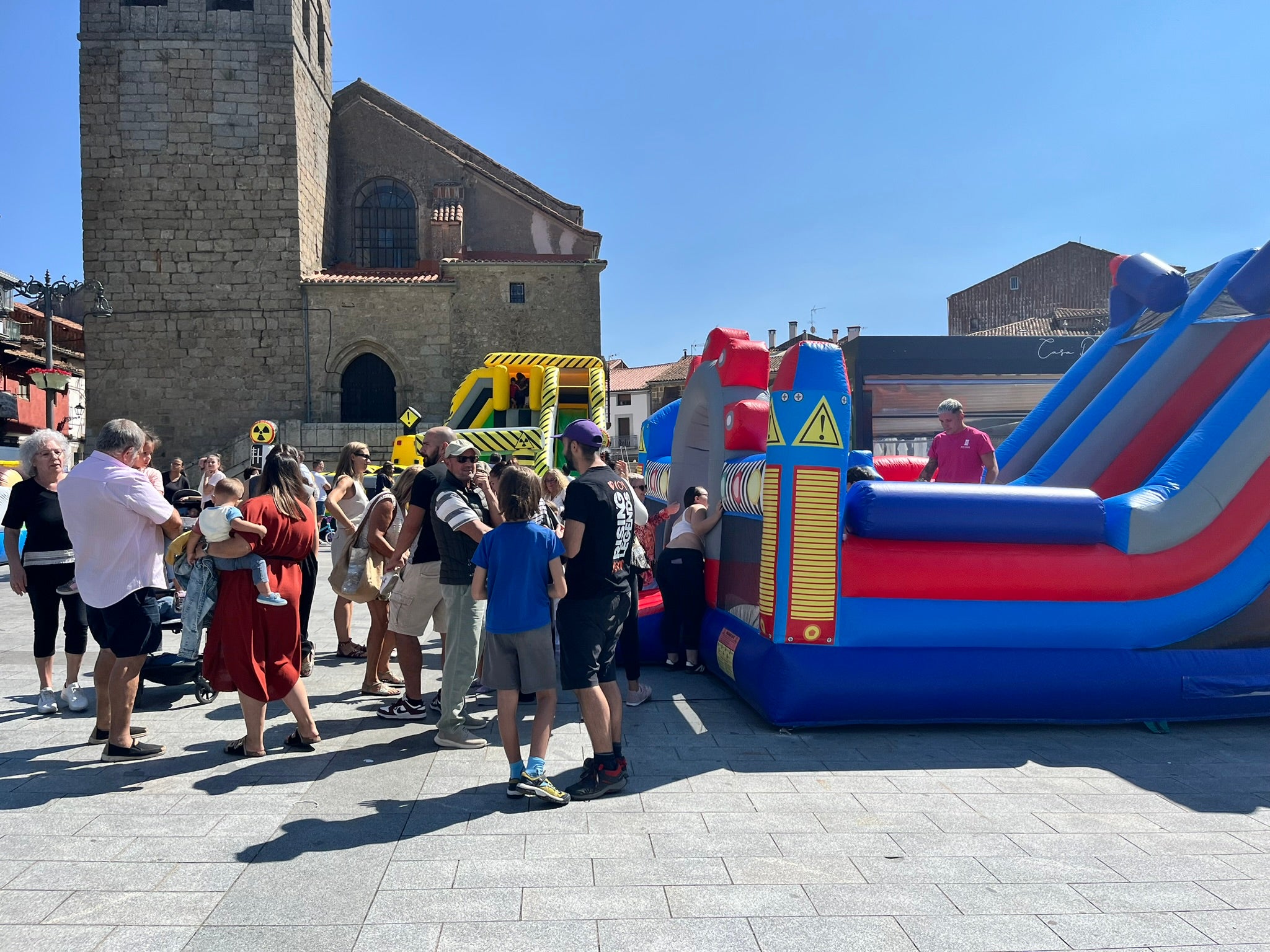El público infantil disfruta con los castillos hinchables en la Plaza Mayor dentro de las fiestas patronales de Béjar