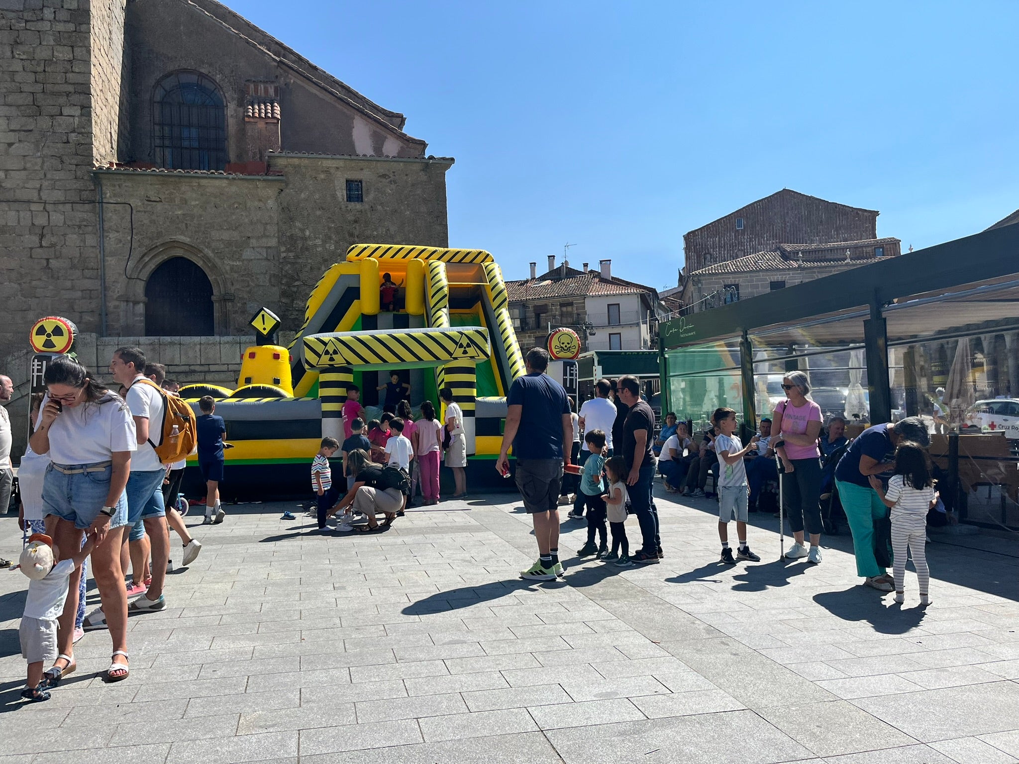 El público infantil disfruta con los castillos hinchables en la Plaza Mayor dentro de las fiestas patronales de Béjar
