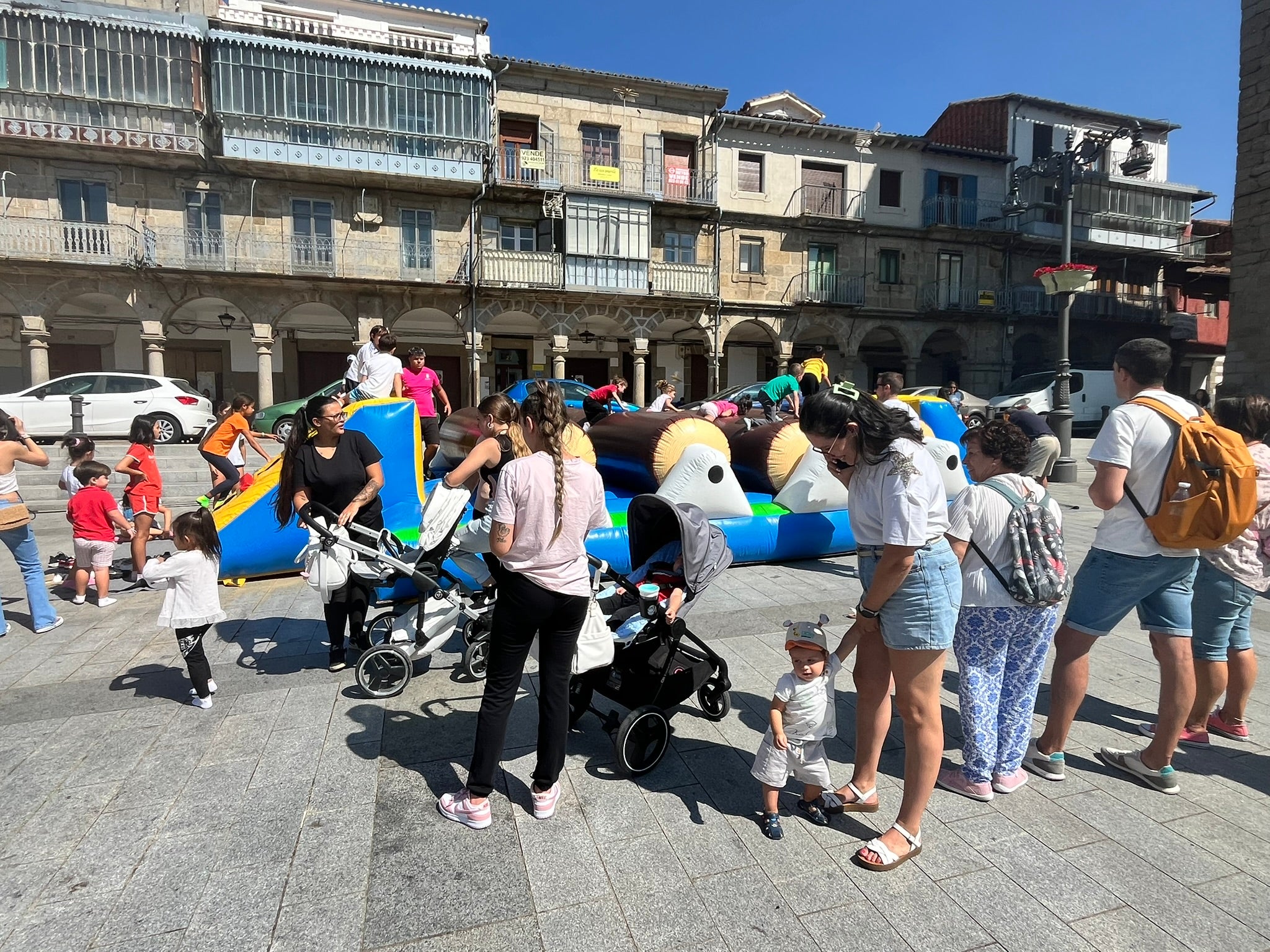 El público infantil disfruta con los castillos hinchables en la Plaza Mayor dentro de las fiestas patronales de Béjar