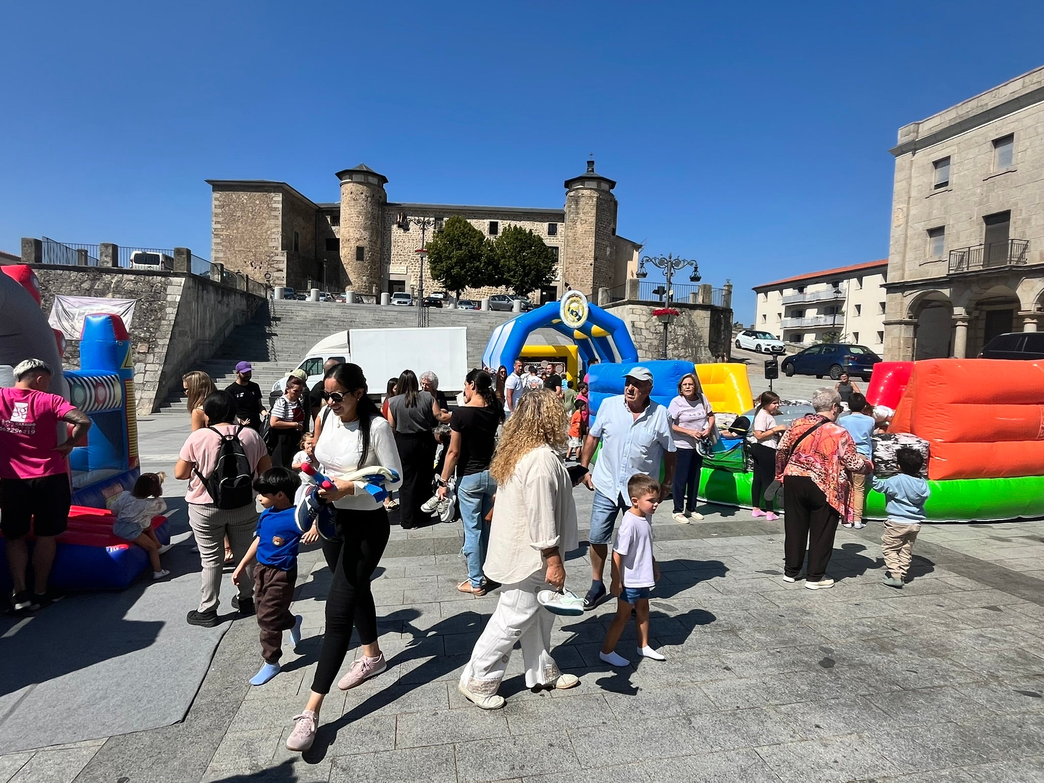 El público infantil disfruta con los castillos hinchables en la Plaza Mayor dentro de las fiestas patronales de Béjar