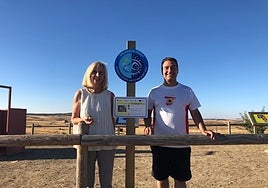 Concepción Miguélez y Óscar Martín, en el observatorio astronómico de Alba ubicado en Otero.