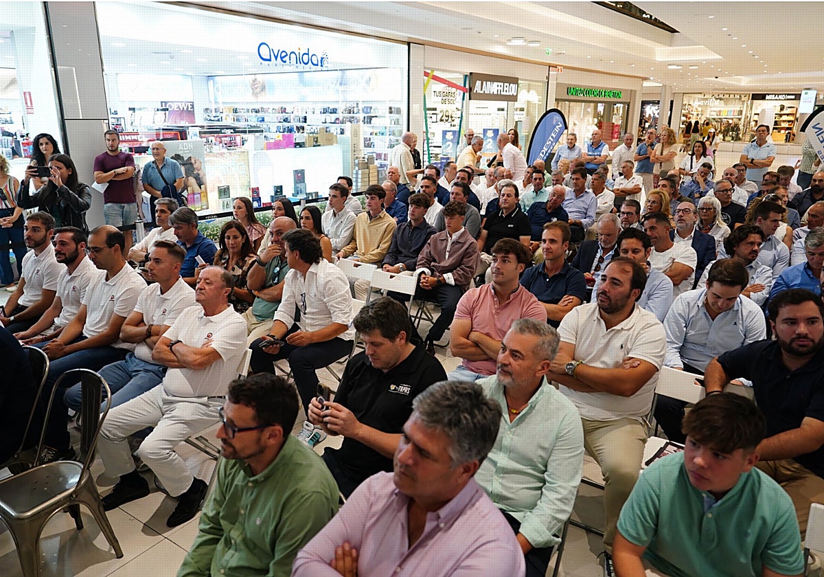 Los componentes de los equipos, siguiendo la presentación.