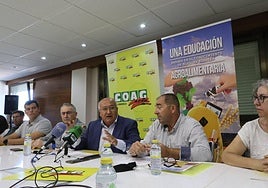 Lorenzo Rivera, Miguel Padilla, José Manuel Cortés, de COAG, y María Ángeles Gómez, decana de la Facultad de Ciencias Agrarias.