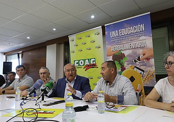 Lorenzo Rivera, Miguel Padilla, José Manuel Cortés, de COAG, y María Ángeles Gómez, decana de la Facultad de Ciencias Agrarias.