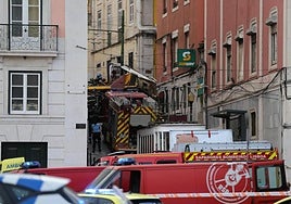 Los Bomberos de Lisboa trabajando en el lugar del accidente.