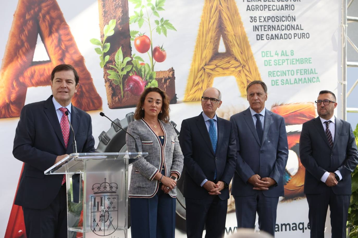 El presidente de la Junta de Castilla y León, Alfonso Fernández Mañueco, durante la inauguración de 'Salamaq 2025', acompañado por diversas autoridades.