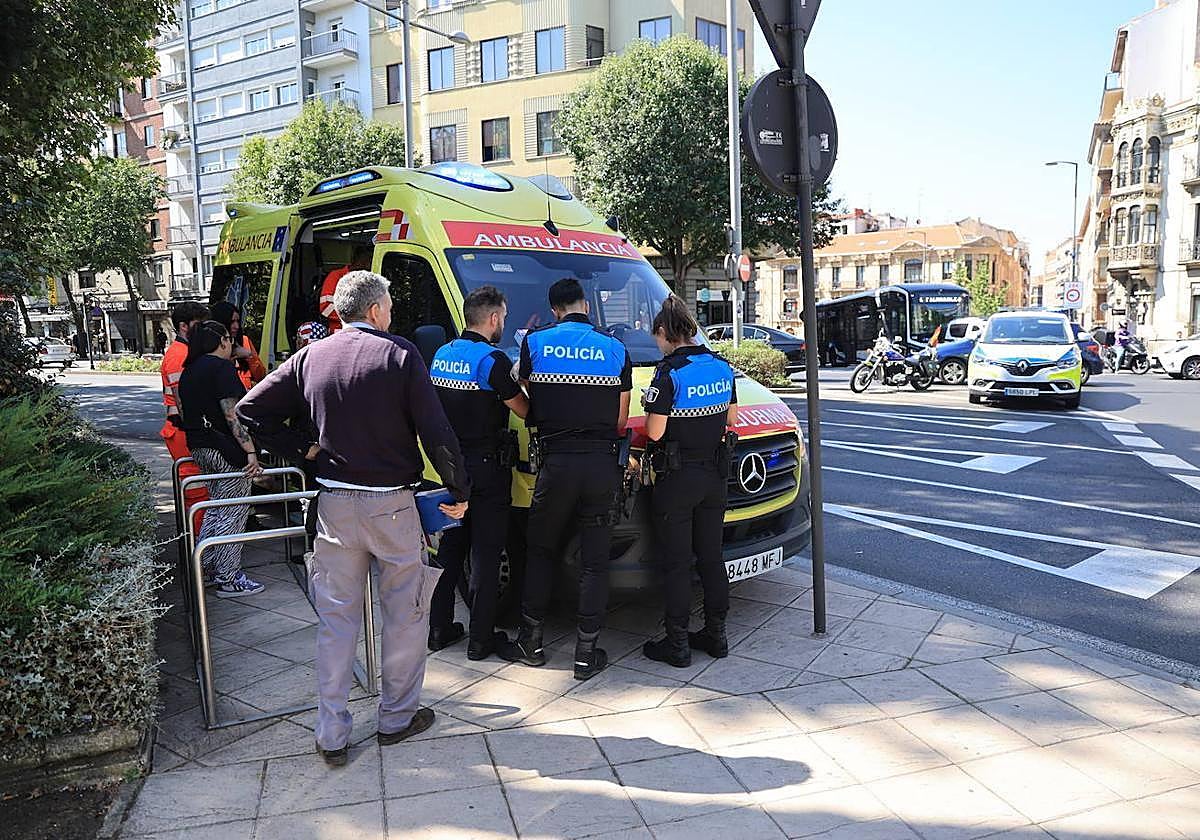 Policías y sanitarios intervienen en plaza de España.