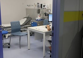 Un médico trabaja en su consulta en las Urgencias del Hospital.